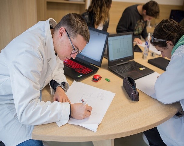 Ecole technico-commerciale, des compétences en ingénierie