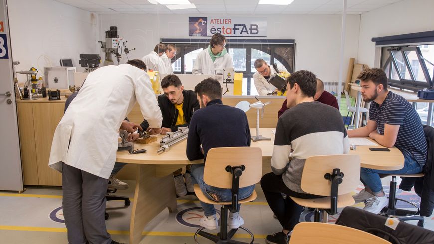 les cours dans une école d'ingénieur commerciale